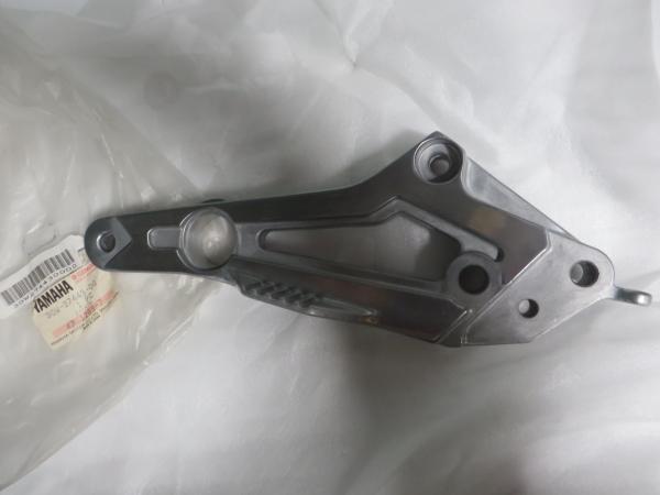 Yamaha Fußrastenhalter rechts RD80 LCII bracket footrest Original 30W-27443-00 NEU