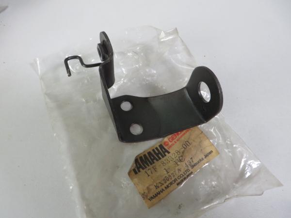 Yamaha Blinkerhalter vorne rechts DT80 LCI flasher stay RH 17F-83328-00 NEU